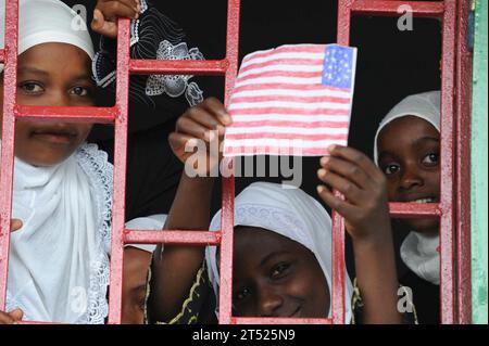 0911232420K-003 NIOUMAMILIMA, Komoren (23. November 2009) Ein Schüler hält während einer Einweihungszeremonie an der Nioumamilima Primary School in Nioumamilima auf der ostafrikanischen Insel Komoren eine Zeichnung einer amerikanischen Flagge aus einem Klassenfenster. Mitglieder des US-Dienstes, die der Combined Joint Task Force-Horn of Africa (CJTF-HOA) zugewiesen wurden, und Vertreter der US-Botschaft schlossen sich zusammen mit dem Präsidenten der Union der Komoren und lokalen Führern, um die neu renovierte Schule zu widmen. Marineblau Stockfoto