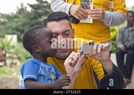 African Partnership Station, APS, Hochgeschwindigkeitsschiff SWIFT, Kinderheime seines Vaters, hsv2, Navy, Sailor, U.S. Navy Stockfoto