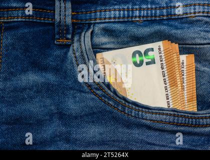 Aizkraukle /Lettland ;09.09.2023-Euro-Scheine von 50 Euro in der Tasche von Blue Jeans, Studio-Shooting 6 Stockfoto