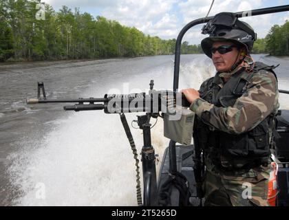 0905086403R-157 JOHN C. STENNIS SPACE CENTER, MISS (8. Mai 2009) der brasilianische Polizeibeamte Henrique Cesar bemannt ein Maschinengewehr M240B auf einem Patrouillenboot an der Naval Small Craft Instruction and Technical Training School. Die Studenten nehmen an einem 9-wöchigen Waterborne Instructor Kurs Teil, der auf die Verbesserung spezifischer Fähigkeiten ausgerichtet ist, die von der brasilianischen Regierung verlangt werden. Marineblau Stockfoto