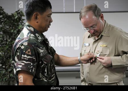 0807023659B-231 ILOILO, Philippinen (2. Juli 2008) Armed Forces of the Philippines (AFP) Brig. General Jorge V. Segovia präsentiert den US-amerikanischen Soldaten James P. Wisecup, Kommandeur der Ronald Reagan Carrier Strike Group, das AFP Disaster Response and Recovery-Band für die Rolle der Trägergruppe bei den kombinierten Bemühungen der US Navy und der AFP im Gefolge des Taifuns Fengshen. US Navy Stockfoto