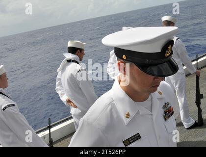 0809211745W-098 Pacific Ocean (21. September 2008) Mitglieder einer Ehrengarde an Bord des Flugzeugträgers USS Abraham Lincoln (CVN 72) verneigen ihre Köpfe im Gebet während eines Begräbnisses auf See für neun ehemalige Soldaten. Die Abraham Lincoln Strike Group ist auf einem geplanten Einsatz im Zuständigkeitsbereich der 7. US-Flotte. US Navy Stockfoto