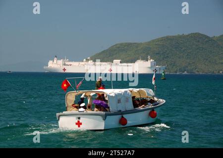 0806207498L-235 NHA TRANG, Vietnam (20. Juni 2008) Ein Bandhilfsboot des Krankenhausschiffs USNS Mercy (T-AH 19) bringt eine Gruppe von Besuchern des vietnamesischen Militärs zu einer Tour an Bord des Schiffes. Das Krankenhausschiff ist das erste ausländische Militärschiff, das seit 1975 Nha Trang besucht. Der Einsatz der Pazifikpartnerschaft nach Vietnam verbessert die bilateralen Beziehungen zwischen den Vereinigten Staaten und Vietnam weiter und zeigt unser anhaltendes Engagement für die Zusammenarbeit bei der Lösung gegenseitiger Fragen und Anliegen. US Navy Stockfoto