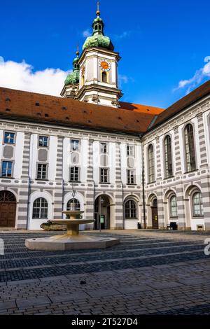 Kloster Waldsassen, Innenhof mit Brunnen und Blick auf die Türme der Stiftsbasilika. Waldsassen, Deutschland Stockfoto