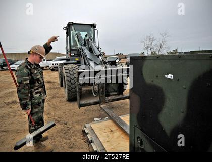 1001156889J-021 GULFPORT, Miss. (15. Januar 2010) Seabees, die dem mobilen Naval Construction Battalion (NMCB) 7 zugewiesen sind, konsolidieren Paletten im Naval Construction Battalion Center Gulfport, um den Einsatz des Bataillons in Port-au-Prince, Haiti, vorzubereiten. Die Luftabteilung wird humanitäre Hilfe und Katastrophenhilfe in Haiti nach einem Erdbeben der Stärke 7,0 am 12. Januar 2010 durchführen. Marineblau Stockfoto