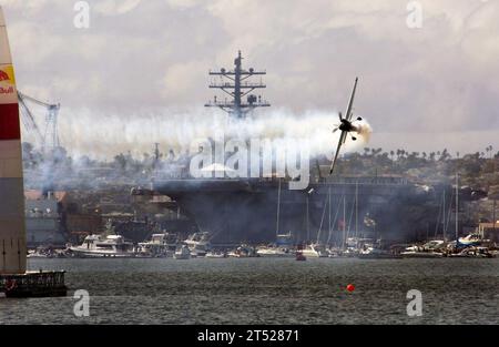 0709220555B-548 SAN DIEGO (22. September 2007) - Mike Mangold, ein ehemaliger Pilot der Air Force, fliegt während der Red Bull Air Race World Series im Hafen von San Diego an einem Flugzeugträger der Nimitz-Klasse USS Ronald Reagan (CVN 76) vorbei. Das Luftrennen fand in Verbindung mit der Fleet Week in San Diego statt, einer einwöchigen Hommage an das Militär. US Navy Stockfoto