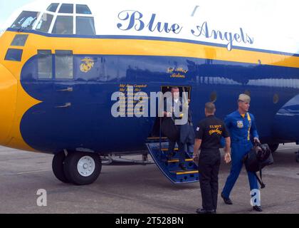 0810230486G-002 JACKSONVILLE, Fla. (23. Oktober 2008) die Blue Angels Maintenance Support Crew der Navy verlässt die Lockheed-Martin C-130T Hercules, bekannt als „Fat Albert“ auf der Marinestützpunkt Jacksonville, um sich auf die Wings of Freedom Air Show 2008 vorzubereiten. (US Navy Stockfoto