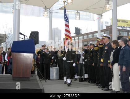 0811086735B-014 NEW YORK (8. November 2008) U.S. Naval Sea Cadets Corps, Edison Division, aus New Haven, USA, präsentieren die Farben bei einer Zeremonie zum Bandschnitt für die Wiedereröffnung des Intrepid Sea, Air & Space Museum in Manhattan. Vize ADM. Mel Williams Jr., Kommandeur der US Second Fleet, Rear ADM. Terence E. McKnight, Expeditionary Strike Group (ESG) 2, und Captain Sam Howard, Befehlshaber des amphibischen Angriffsschiffs USS Bataan (LHD 5), und Oberst Gareth F. Brandel, befehlshabender Offizier der 22. Marine Expeditionary Unit, sowie Militärpersonal, ehemaliger Intrepid Stockfoto