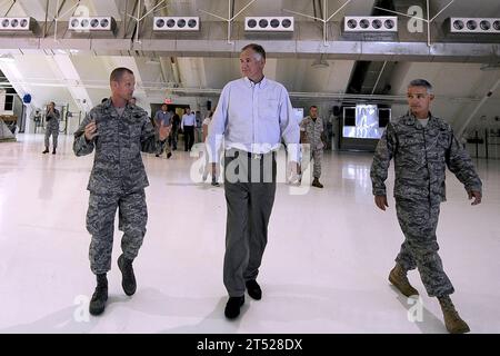 1007286655M-021 ANDERSEN AIR FORCE BASE, Guam (28. Juli 2010) US-amerikanischer Stellvertretender Verteidigungsminister William J. Lynn III, Zentrum, bereist das neue RQ-4 Global Hawk Hangar Area auf der Andersen Air Force Base, Guam. US Air Force Stockfoto