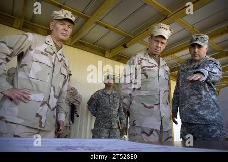 0801130696M-036 GUANTANAMO BAY, Kuba (13. Januar 2008) Oberst Manuel Medina, links, stellvertretender Ingenieur, Joint Task Force (JTF) Guantanamo und Rear ADM. Mark Buzby, Kommandant, JTF Guantanamo, Brief ADM. Mike Mullen, Vorsitzender der Gemeinsamen Stabschefs, über den Stand der Task Force-Operationen während eines Besuchs in Kuba. Während seines Aufenthaltes führte Mullen einen Allhandanruf mit den auf der Insel stationierten Militärs durch, besuchte die Haftanstalten und den neuen Expeditionsrechtskomplex, der dazu genutzt werden soll, hochwertige Kämpfer, die im globalen Krieg gegen den Terrorismus festgehalten wurden, zu verhandeln. Mullen ist auf einer fünftägigen Reise in die USA Stockfoto