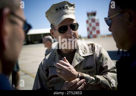 0801130696M-013 GUANTANAMO BAY, Kuba (13. Januar 2008) ADM. Mike Mullen, Vorsitzender der Joint Chiefs of Staff, besucht die Marinestation Guantanamo Bay. Während seines Aufenthaltes hielt Mullen einen Anruf mit Mitgliedern des Militärs ab, die auf der Insel stationiert waren, besuchte Haftanstalten und den neuen Expeditionsrechtskomplex, der genutzt werden soll, um hochkarätige Kämpfer, die im globalen Krieg gegen den Terrorismus festgehalten wurden, zu verhandeln. Mullen ist auf einer fünftägigen Reise in den Zuständigkeitsbereich des U.S. Southern Command. US Navy Stockfoto