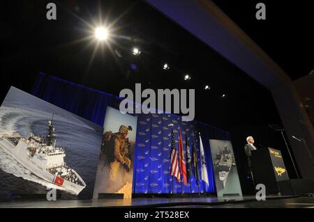 1005055549O-075 WASHINGTON (5. Mai 2010) Secretary of the Navy (SECNAV) The Honorable Ray Mabus hält Bemerkungen auf der Navy League Sea Air Space 2010 Exposition in Washington, D.C. Navy Stockfoto