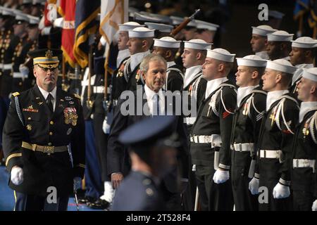 0901062855B-065 ARLINGTON, Virginia (6. Januar 2008) Präsident George W. Bush inspiziert die Truppen während der Abschiedsfeier der Streitkräfte in ft. Myer in Arlington, Virginia Verteidigungsminister Robert Gates verlieh dem Präsidenten bei der Zeremonie die Medaille des Verteidigungsministeriums für den herausragenden öffentlichen Dienst. Marineblau Stockfoto