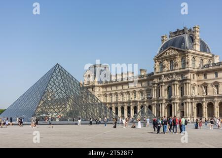 Louvre Museum (Louvre Museum) und Leoh Ming Pyramide, Place du Carrousel, Paris, Île-de-France, Frankreich Stockfoto