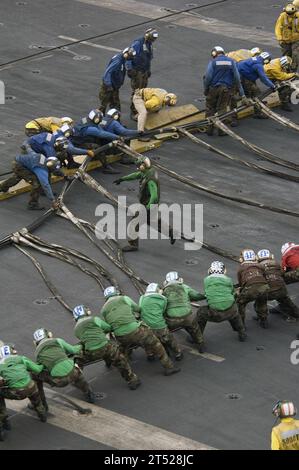 0711085387K-030 PACIFIC OCEAN (8. November 2007) - Flugdecks, die an Bord der USS Kitty Hawk (CV 63) stationiert waren, stellten während einer Übung eine Flugzeugbarrikade auf. Flugzeugbarrikaden werden verwendet, um beschädigte Flugzeuge sicher auf dem Schiff zu landen. Kitty Hawk und die eingestiegenen Carrier Air Wing (CVW) 5 Staffeln haben am 21. Oktober ihren Einsatz gefunden und werden in Kürze an der Übung ANNUALEX mit der japanischen Maritime Self-Defense Force teilnehmen. Kitty Hawk wird von Fleet Activities Yokosuka, Japan, betrieben. Der Luftflügel wird von der Marineflugstation Atsugi in Japan betrieben. US Navy Stockfoto