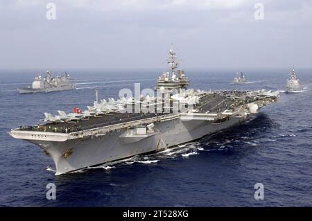 0711167883G-101 PHILIPPINISCHE SEE (16. November 2007) der Flugzeugträger USS Kitty Hawk (CV 63) und andere Schiffe der amerikanischen und japanischen Seefahrtkräfte (JMSDF) verkehren gemeinsam am Ende der ANNUALEX 19G, der maritimen Komponente der US-japanischen Übung Keen Sword Х08. Ziel der Maßnahme war es, die Interoperabilität zwischen den Vereinigten Staaten und der JMSDF zu verbessern und ihre Fähigkeit zu verbessern, wirksam und gegenseitig auf eine regionale Krisensituation zu reagieren. US Navy Stockfoto