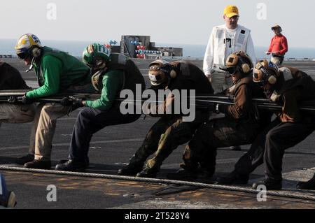 0911043038W-152 GOLF VON OMAN (5. November 2009) Seeleute an Bord des Flugzeugträgers USS Nimitz (CVN 68) riefen die Flugzeugbarrikade während der Übungen am Flugdeck an. Die Nimitz Carrier Strike Group ist auf einem routinemäßigen Einsatz im Zuständigkeitsbereich der 5. US-Flotte. Marineblau Stockfoto