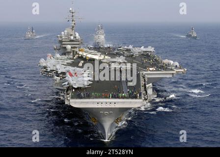 0711167883G-236 PHILIPPINISCHE SEE (16. November 2007) der Flugzeugträger USS Kitty Hawk (CV 63) und andere Schiffe der amerikanischen und japanischen Seefahrtkräfte (JMSDF) verkehren gemeinsam am Ende der ANNUALEX 19G, der maritimen Komponente der US-japanischen Übung Keen Sword Х08. Ziel der Maßnahme war es, die Interoperabilität zwischen den Vereinigten Staaten und der JMSDF zu verbessern und ihre Fähigkeit zu verbessern, wirksam und gegenseitig auf eine regionale Krisensituation zu reagieren. US Navy Stockfoto