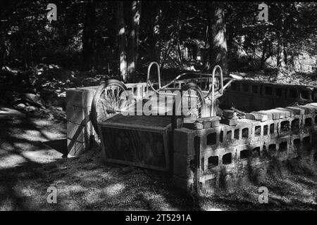 Long Hill - Beverly, Massachusetts - Ein Gartenwagen, der sich in einem Betonstall im Garten befindet. Das Bild wurde analog aufgenommen Stockfoto