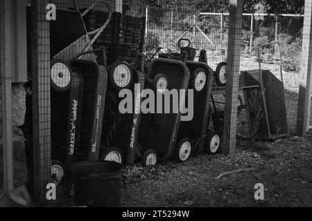 Long Hill - Beverly, Massachusetts - Radio Flyer Rote Wagen sind vertikal in einem von Metallzäunen umgebenen Lagerbereich gestapelt. Das Bild wurde erfasst Stockfoto