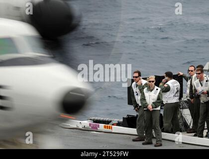 1003127908T-228 ATLANTISCHER OZEAN (12. März 2010) Landungssignaloffiziere beobachten eine E-2C Hawkeye, die der Carrier Airborne Early Warning Squadron (VAW) 120 zugewiesen ist, als sie auf dem Flugzeugträger USS George H.W. Bush (CVN 77) landet. George H.W. Bush ist im Atlantik unterwegs und unterstützt Flottenübungen. Marineblau Stockfoto