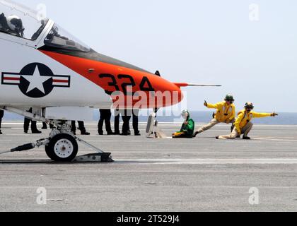 1007176632S-582 ATLANTIC OCEAN (17. Juli 2010) Schützen bereiten sich auf den Start eines T-45C Goshawk Trainingsflugzeugs vor, das dem Training Wing (TRAWING) 2 an Bord des Flugzeugträgers USS George H.W. Bush (CVN 77) zugewiesen ist. George H.W. Bush führt im Atlantischen Ozean Ausbildungsoperationen durch. Marineblau Stockfoto