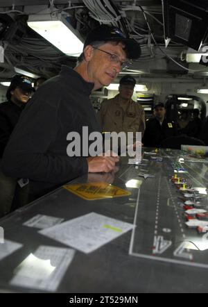 1001082475A-037 BREMERTON, Washington (8. Januar 2010) Bill Gates, Vorsitzender und Gründer der Microsoft Corporation, betrachtet das Ouija Board in der Flugdeckkontrolle an Bord des Flugzeugträgers USS John C. Stennis (CVN 74) der Nimitz-Klasse. John C. Stennis ist in ihrem Heimathafen Bremerton, Washington angedockt. Marineblau Stockfoto