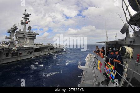 1003044774B-221 ATLANTISCHER OZEAN (4. März 2010) die auf der Brücke stehenden Seeleute beobachten an Bord des Lenkraketenkreuzers USS Bunker Hill (CG 52) während einer Auffüllung auf See ihre Annäherung an den Flugzeugträger USS Carl Vinson (CVN 70) der Nimitz-Klasse. Bunker Hill und der Flugzeugträger USS Carl Vinson (CVN 70) nehmen an Southern Seas 2010 Teil, einer Operation, die US-amerikanischen und internationalen Truppen die Möglichkeit bietet, in einem multinationalen Umfeld zu operieren. Marineblau Stockfoto