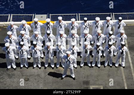 1006227605J-205 PACIFIC OCEAN (22. Juni 2010) die Seeleute stehen während einer Zeremonie auf See an Bord des Flugzeugträgers USS Ronald Reagan (CVN 76) zur Paraderuhe. Die Asche von zwanzig Seeleuten, Marines, Flugzeugen und Familienmitgliedern wurde während der Zeremonie zur Ruhe gebracht. Ronald Reagan ist im Pazifik unterwegs und führt eine maßgeschneiderte Schiffsausbildung durch. (U.S. Navy Stockfoto