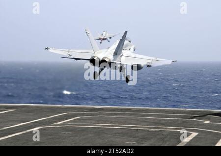 110623AV746-070 ARABISCHE SEE (23. Juni 2011) zwei F/A-18C Hornet Strike Fighter Squadron (VFA) 146 vom Flugzeugträger USS Ronald Reagan (CVN 76). Ronald Reagan und Carrier Air Wing (CVW) 14 werden in den Zuständigkeitsbereich der 5. US-Flotte eingesetzt und führen im Rahmen der Operation Enduring Freedom Unterstützungsmissionen durch. Marineblau Stockfoto