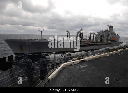 1001312798F-003 ATLANTIC OCEAN (31. Januar 2010) der Flottennachfüllöler USNS Leroy Grumman (T-AO 195) zieht an der Seite des Flugzeugträgers USS Harry S. Truman (CVN 75) der Nimitz-Klasse an, um eine Nachschubaktion auf See durchzuführen. Harry S. Truman führt gerade eine Nachhaltigkeitsübung durch. Marineblau Stockfoto