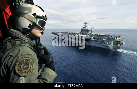 1001296003P-031 ATLANTIC OCEAN (29. Januar 2010) Marineflugzeug 3rd Class Mark Bellon führt eine visuelle Patrouille aus einem SH-60F Sea Hawk Hubschrauber, der den Dusty Dogs of Helicopter Anti-U-Boot Squadron Seven (HS 7) zugewiesen ist und an Bord des Flugzeugträgers USS Harry S. Truman (CVN 75) einschifft. Harry S. Truman führt gerade eine Nachhaltigkeitsübung durch. Marineblau Stockfoto