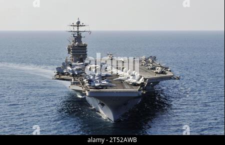 1011156003P-333 ARABISCHE SEE (15. November 2010) der Flugzeugträger USS Harry S. Truman (CVN 75) betankt vier CH-53E Super Hallion Helikopter, rechts, die den Kampfgriffen der Marine Medium Tiltrotor Squadron (VMM) 266 während einer Logistik- und Tankstopp zugeteilt sind. Die Hubschrauber sind auf dem Weg zum amphibischen Angriffsschiff USS Kearsarge (LHD 3), nachdem sie ihre Unterstützung für humanitäre Hilfe und Katastrophenhilfe in Pakistan abgeschlossen haben. Marineblau Stockfoto