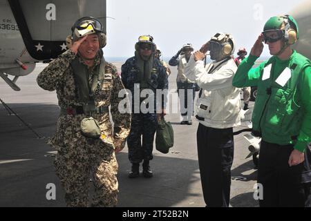 1105120074G-001 ARABISCHE SEE (12. Mai 2011) Singapur Navy Rear ADM Harris Weng Yip Chan, Kommandeur der Combined Task Force (CTF) 151, grüßt Regenbogen-Sideboys, als er bei seiner Ankunft an Bord des Flugzeugträgers USS Enterprise (CVN 65) Ehren erhält. Enterprise und Carrier Air Wing (CVW) 1 führen im Rahmen der Operation Enduring Freedom im Zuständigkeitsbereich der 5. US-Flotte Unterstützungsmissionen durch. Marineblau Stockfoto