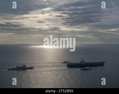 1101267981E-142 STRAIT OF MALACCA (26. Januar 2011) der Flugzeugträger USS Carl Vinson (CVN 70) der Nimitz-Klasse führt die Fregatte KD Lekir (FF 26) und die Corvette KD Kelantan (FFL 175) sowie den Lenkraketenkreuzer USS Bunker Hill (CG 52) der Ticonderoga-Klasse während einer Passübung an. Carl Vinson und Carrier Air Wing 17 sind auf dem Weg zu einem Einsatz in den Zuständigkeitsbereich der 7. US-Flotte. Marineblau Stockfoto