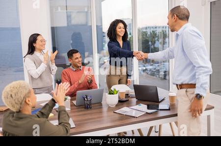 B2B-Erfolg, schwarze Frau oder Mann schüttelt sich die Hände bei Besprechungen, Startup-Projekten oder Geschäftsabschlüssen. Handschlag oder fröhlicher Arbeiter, der redet oder Stockfoto