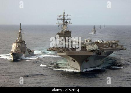 0703175961C-052 SÜDCHINESISCHES MEER (17. März 2007) Р die Japanische Marine Selbstverteidigungseinheit JMSDF (Japan Maritime Self Defense Force, JMSDF) der gelenkte Raketenzerstörer JS Myoko (DDG 175) zieht an der Seite der USS Ronald Reagan (CVN 76) zur Auftankung auf See (RAS). Die Ronald Reagan Carrier Strike Group und Embed Carrier Air Wing vierzehn (CVW) 14 unterstützen den Einsatz im westlichen Pazifik. US Navy Stockfoto