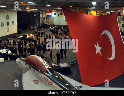 1102081323F-023 MARMARIS, Türkei (8. Februar 2011) Gäste treffen sich bei einem Empfang türkischer Militär- und Regierungsbeamter in der Hangar-Bucht an Bord des Flugzeugträgers USS Enterprise (CVN 65) mit Besatzungsmitgliedern. Enterprise ist in Marmaris für einen geplanten Hafenbesuch. Enterprise wird als Teil der Enterprise Carrier Strike Group (CSG) eingesetzt, die maritime Sicherheitsoperationen und die Zusammenarbeit im Bereich der Theatersicherheit in den Zuständigkeitsbereichen der 5. Und 6. US-Flotte unterstützt. Marineblau Stockfoto