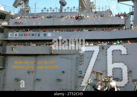 0704141635S-006 PAZIFISCHER OZEAN (14. April 2007) - aus der Geierreihe über dem Flugdeck der USS Ronald Reagan (CVN 76) beobachten Familie und Freunde von Seeleuten eine Luftkraftdemonstration, die von Carrier Air Wing (CVW) 14 durchgeführt wird. Insgesamt 465 Familienmitglieder und Freunde schlossen sich den Seeleuten an, die der Ronald Reagan Carrier Strike Group in Pearl Harbor für eine Tiger Cruise zugeteilt wurden. US Navy Stockfoto