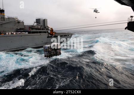 110630UO379-267 ARABISCHE SEE (30. Juni 2011) Eine Palette von Hilfsgütern des Militärs Sealift Command (HFK) wird während einer Auffüllung auf See an den Flugzeugträger USS Ronald Reagan (CVN 76) übergeben. Ronald Reagan und Carrier Air Wing (CVW) 14 werden in den Zuständigkeitsbereich der 5. US-Flotte eingesetzt und führen im Rahmen der Operation Enduring Freedom Unterstützungsmissionen durch. Marineblau Stockfoto