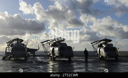 ATLANTIK (14. Dezember 2010) Ein Matrose macht eine Pause von seiner Arbeit an Bord des Flugzeugträgers USS Harry S. Truman (CVN 75). Die Harry S. Truman Carrier Strike Group unterstützt maritime Sicherheitsoperationen und die Zusammenarbeit im Bereich der Theatersicherheit in den Zuständigkeitsbereichen der 5. Und 6. US-Flotte. Marineblau Stockfoto