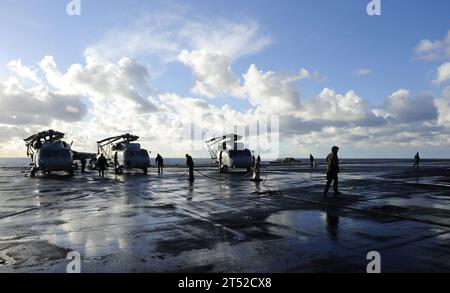 ATLANTIK (14. Dezember 2010) Seeleute, die der Luftbehörde zugewiesen sind, waschen die Augen auf dem Flugdeck an Bord des Flugzeugträgers USS Harry S. Truman (CVN 75). Die Harry S. Truman Carrier Strike Group unterstützt maritime Sicherheitsoperationen und die Zusammenarbeit im Bereich der Theatersicherheit in den Zuständigkeitsbereichen der 5. Und 6. US-Flotte. Marineblau Stockfoto