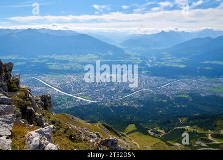Innsbruck und das Inn ab Nordkette. Ein Hochwinkelblick auf Innsbruck und den Inn von der Nordkette an einem sonnigen Tag. Österreich Stockfoto