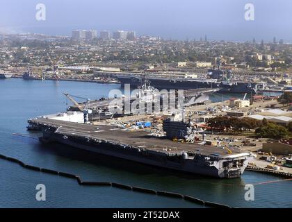 1005065421M-124 SAN DIEGO (6. Mai 2010) die Flugzeugträger USS Ronald Reagan (CVN 76), USS Nimitz (CVN 68) und USS Carl Vinson (CVN 70) sind pierside auf der Naval Air Station North Island. Marineblau Stockfoto