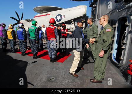 110724AW206-024 INDISCHER OZEAN (24. Juli 2011) J.R. Haley, Kommandeur der Task Force 70, begrüßt den US-Botschafter in Australien Jeff Bleich an Bord des Flugzeugträgers USS George Washington (CVN 73). George Washington nimmt an Übung Talisman Sabre 2011 Teil, einer bilateralen Übung, die australische und US-Streitkräfte in der Planung und Durchführung kombinierter Task Force-Operationen ausbilden soll. Marineblau Stockfoto