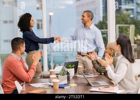 B2B-Erfolg, Gewinner oder schwarze Frau, die sich bei Meetings, Startup-Projekten oder Geschäftsabschlüssen die Hände schüttelt. Handschlag, Mission oder aufgeregter Mann mit Stockfoto