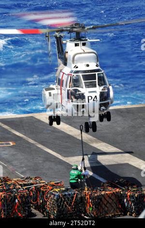 Luftfahrzeugträger, militärisches Sealift Command Lewis und Clark-Klasse Trockenfracht- und Munitionsschiff, Pazifik, WIEDERAUFFÜLLUNG AUF SEE, Hubschrauber SA-330 Puma, USNS Richard E. Byrd (T-AKE 4), USS Ronald Reagan (CVN 76) Stockfoto