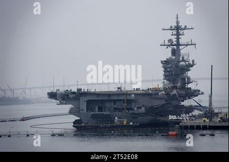 110830ZC343-533 SAN DIEGO (30. August 2011) der Flugzeugträger der Nimitz-Klasse USS Carl Vinson (CVN 70) liegt auf der Marinebasis Coronado. Marineblau Stockfoto