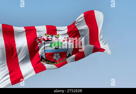 Southampton, UK, 5. Oktober 2023: Die Flagge des Southampton Football Club winkt an einem klaren Tag im Wind. Englischer Profifußballverein. Illustrierend Stockfoto