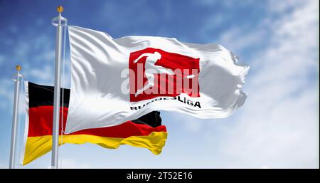 München, DE, 29. Oktober 2023: Bundesliga-Fahnen wehen mit deutscher Flagge an einem klaren Tag. Berufsverband Fussballliga in Deutschland. Illustrativ Stockfoto